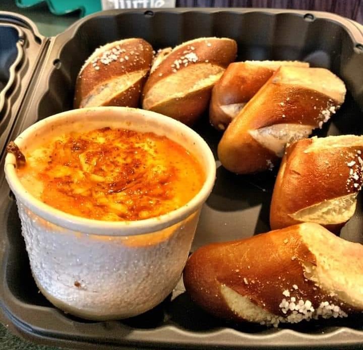 soft pretzels with dip