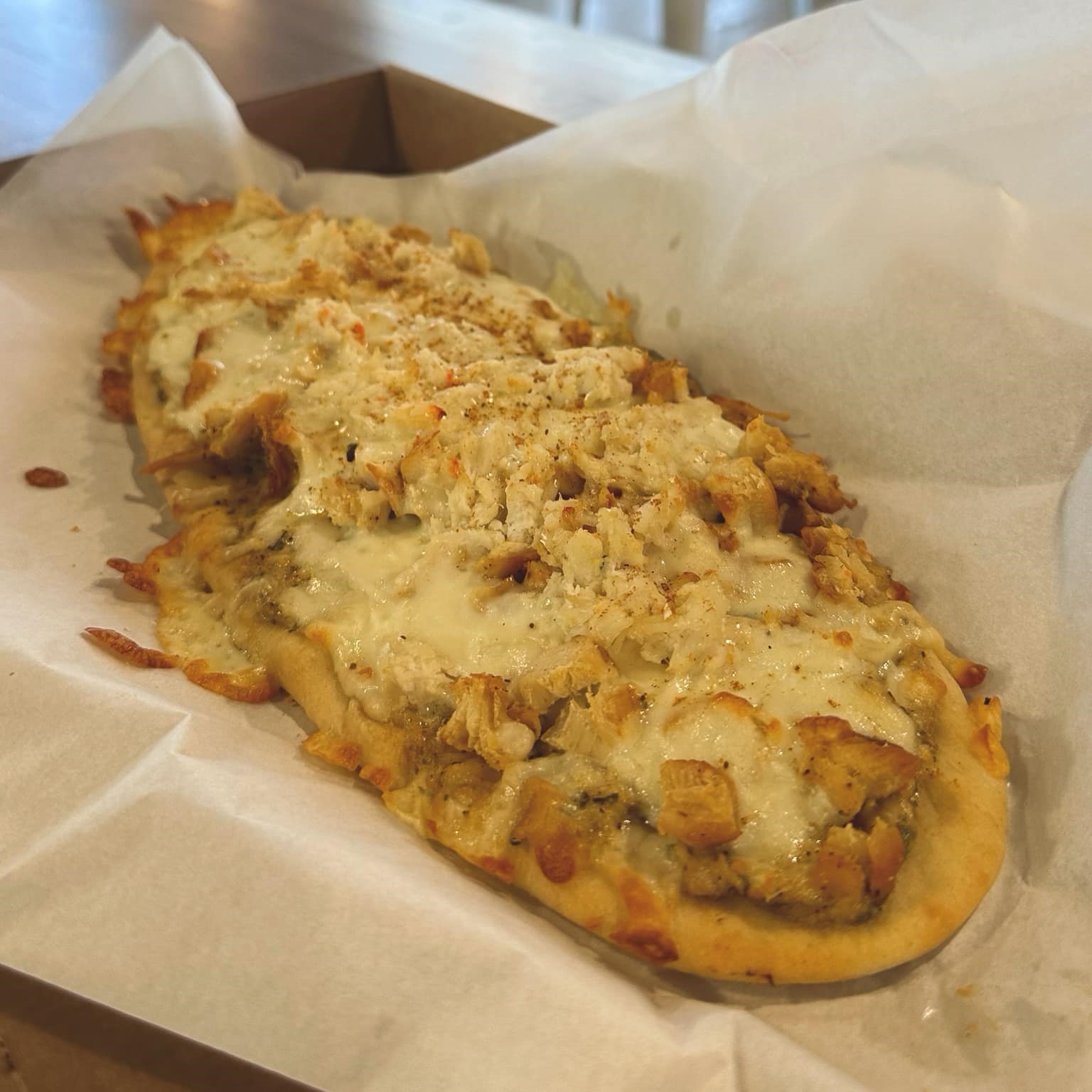 a chicken chesapeake flatbread