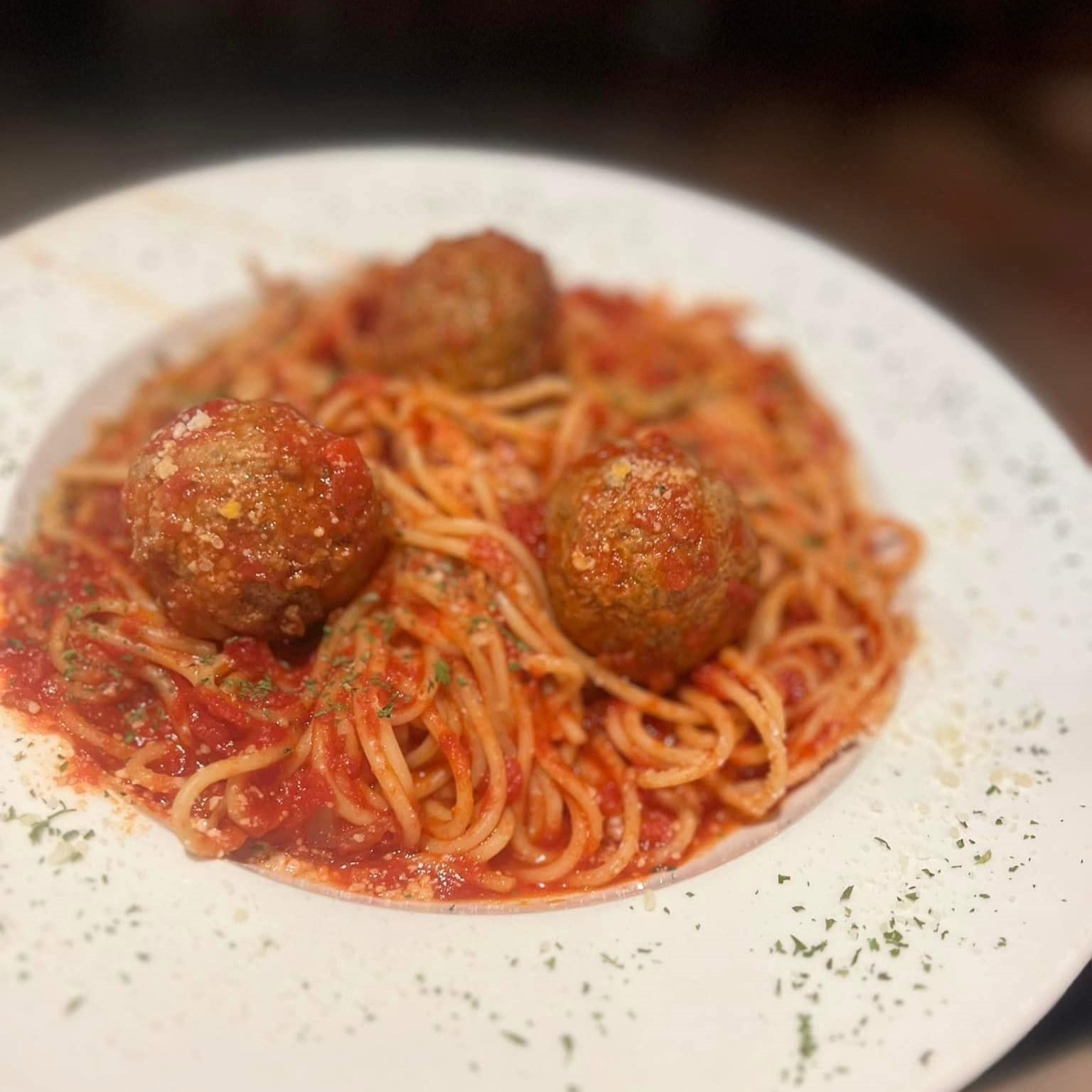 a plate of spaghetti and meatballs